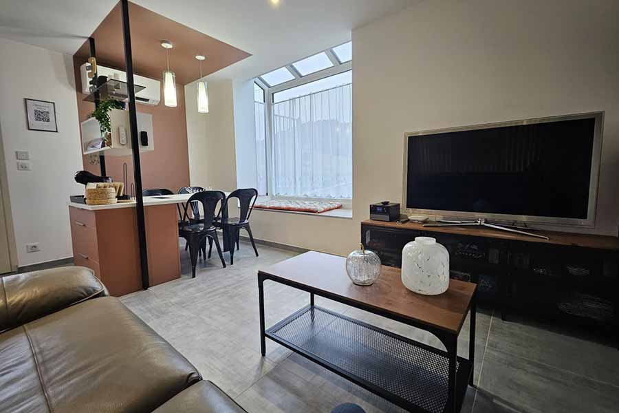 Beaux espaces intérieurs lumineux d'un chalet traditionnel à louer pour vos séjours dans les Vosges