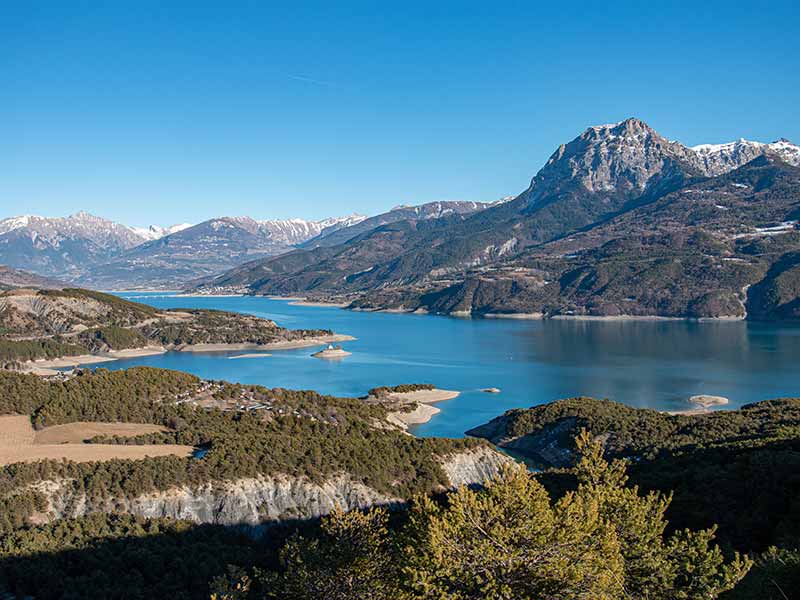 Le lac de Serre-Ponçon et la durance tout proches